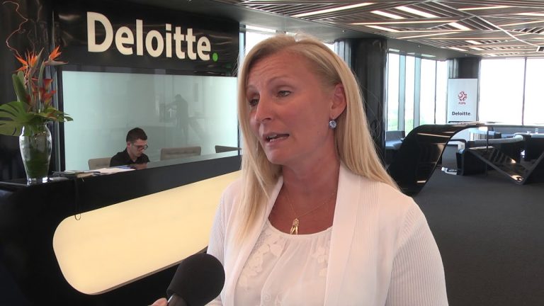 Spada zaufanie młodych do biznesu