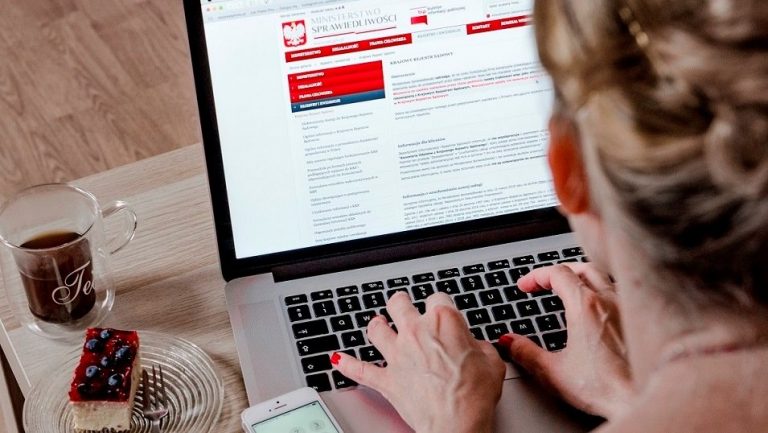 GUS: administracja publiczna przyspiesza cyfryzację. Rośnie rola AI i EZD
