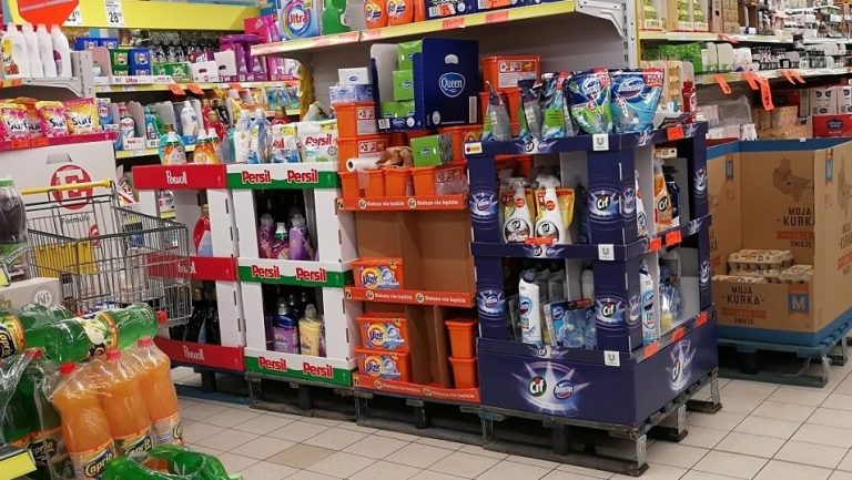Lidl i Biedronka stawiają na kosmetyki, słodycze i chemię gospodarczą