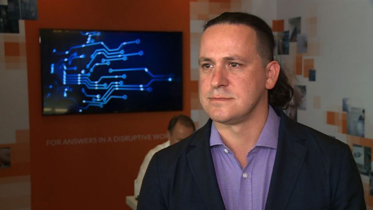 Rynek komputerów skurczył się o ok. 10 proc. w I półroczu 2018 roku. Najprostsze laptopy tracą na rzecz smartfonów