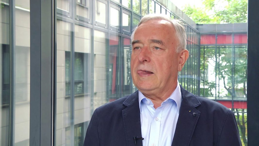 Bohdan Wyżnikiewicz z Instytutu Prognoz i Analiz Gospodarczych, były prezes GUS