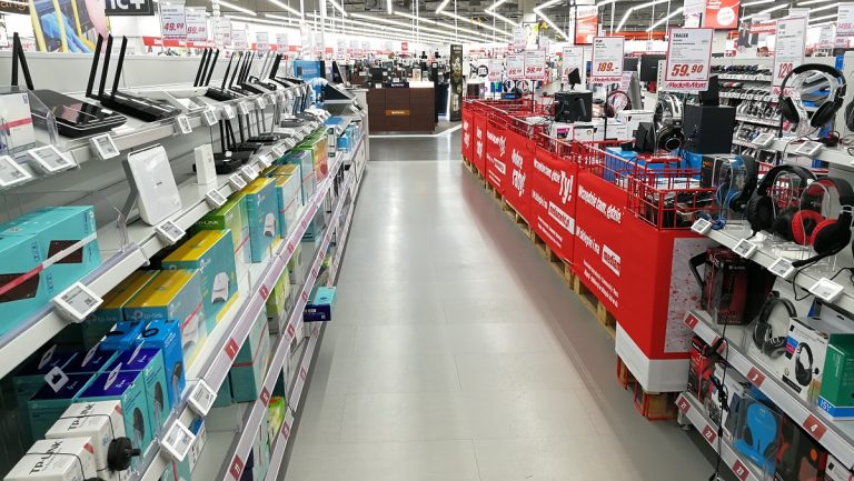 Sklepy stacjonarne z elektroniką idą w odstawkę. Polacy traktują je jak wystawy, a kupują w Internecie