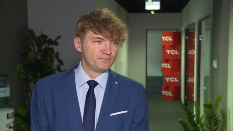Polacy wymieniają telewizor średnio co sześć lat. Kupują coraz większe i droższe