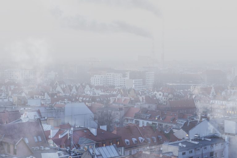 Co Polacy myślą o smogu? Powoduje astmę i pochodzi z zanieczyszczeń przemysłowych