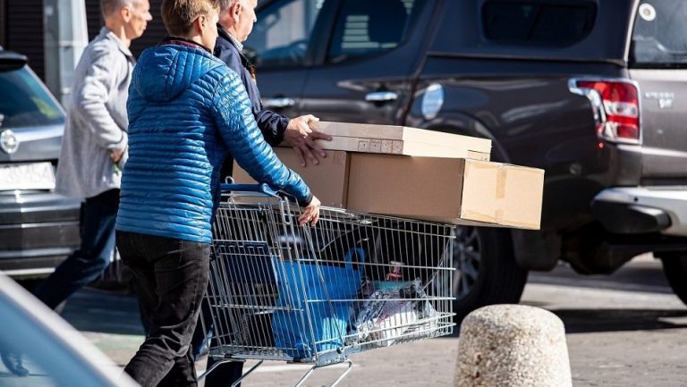 51% kupujących w sklepach typu „Zrób to sam” nabywa materiały za pośrednictwem fachowców