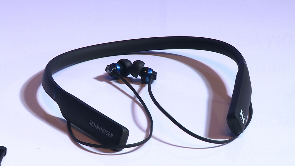 Słuchawki stają się coraz bardziej smart. Producenci oferują także najnowszą technologię dźwięku 3D 1