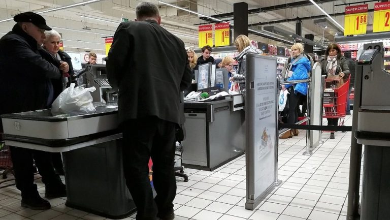 Najwięcej przeciwników zakazu handlu… wśród osób pracujących… w handlu