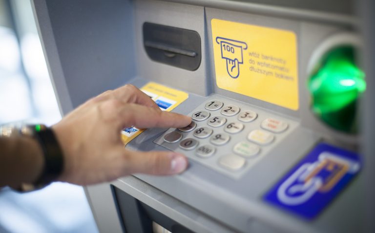 Ochrona konsumentów a manipulacyjne strategie w interfejsach bankomatów