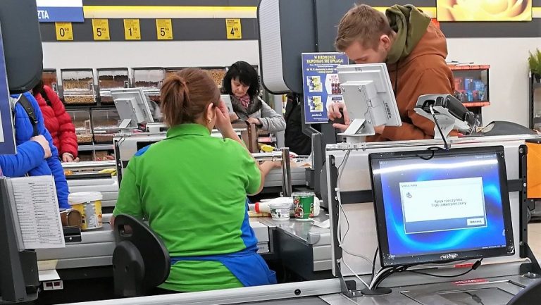 Rok po zakazie handlu w niedziele: dyskonty, drogerie i stacje benzynowe największymi beneficjentami