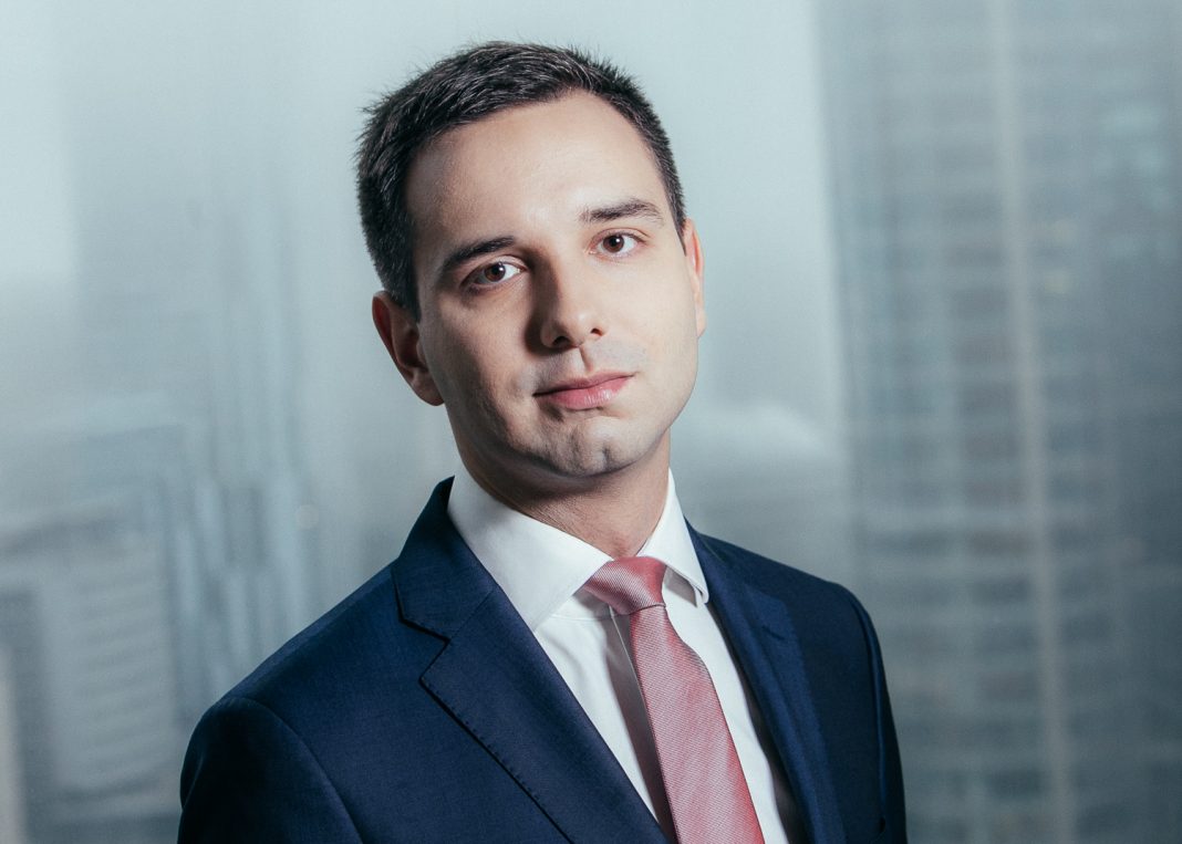 Damian Olko, Starszy konsultant w zespole analiz ekonomicznych Deloitte