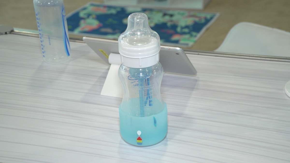 Inteligentny pojemnik na butelkę ułatwi karmienie niemowlęcia. Rozwiązania baby tech są coraz bardziej zaawansowane i wspierane przez sztuczną inteligencję 1