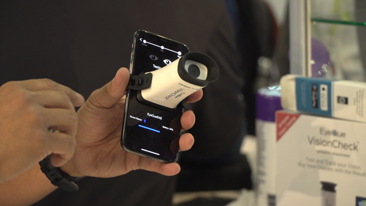 Urządzenie w formie przystawki do smartfona pozwoli samodzielnie zbadać wzrok. To szansa na lepszą diagnostykę chorób oczu m.in. u osób starszych 1