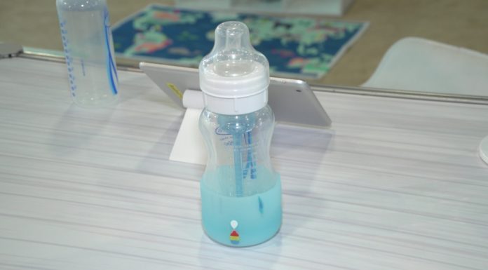 Inteligentny pojemnik na butelkę ułatwi karmienie niemowlęcia. Rozwiązania baby tech są coraz bardziej zaawansowane i wspierane przez sztuczną inteligencję
