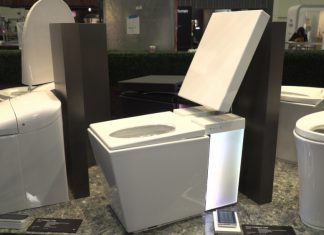 Inteligentna łazienka coraz bardziej zaawansowana. Za pomocą komend głosowych dostosujemy temperaturę wody natrysku czy podniesiemy deskę klozetową