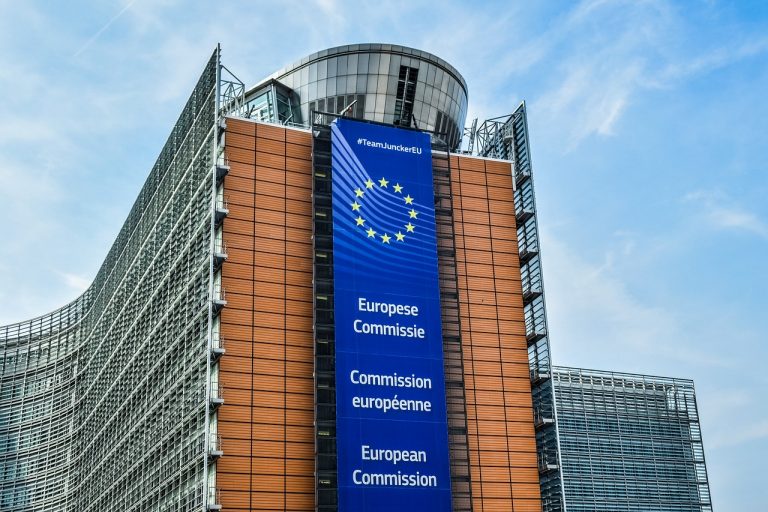 Komisja Europejska wszczyna pięć postępowań przeciwko Węgrom. Zarzuty obejmują media, ceny, arbitraż i energię odnawialną
