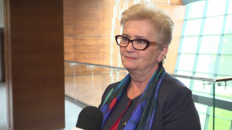 Licealiści przystępują do zmagań maturalnych. Egzaminy dojrzałości to dla nich ogromny <a title=