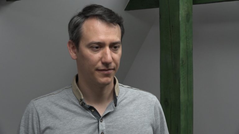 Polacy coraz chętniej pomagają poprzez akcje crowdfundingowe. Wspierają zbiórki na leczenie, projekty artystyczne, a nawet nagrobki