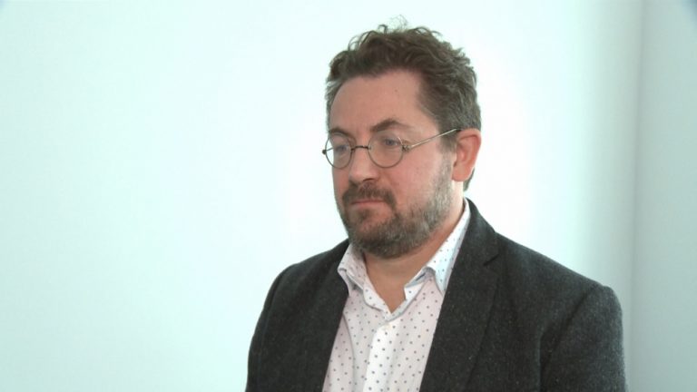 Polacy kupują miliard „małpek” rocznie. Przez małą pojemność częściej sięgają po alkohol, również w nietypowych sytuacjach