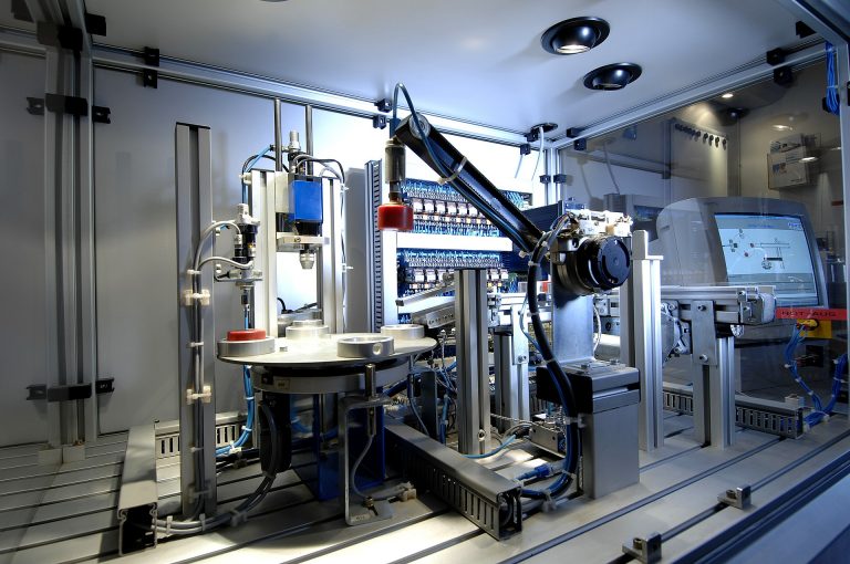 W 2020 r. jedna trzecia firm planuje powierzyć robotom czynności niebezpieczne i powtarzalne