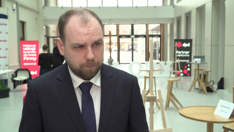 Sztuczna inteligencja wkrótce może wydawać wyroki w sądach. Specjalne algorytmy przyspieszą także pracę prawników