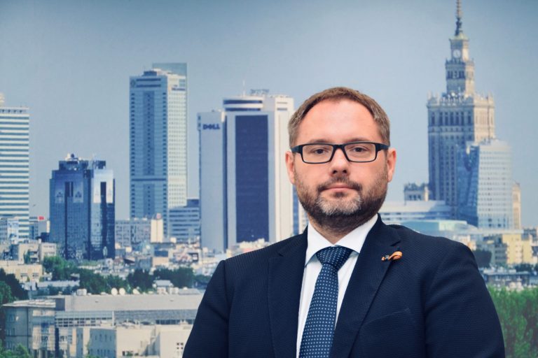 Adam Lange szefem zespołu ds. wykrywania cyberzagrożeń w banku Standard Chartered