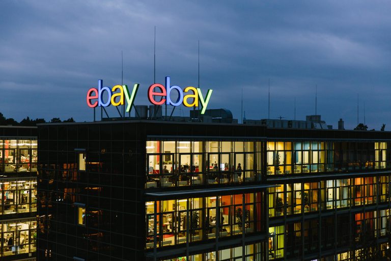 Jak sztuczna inteligencja i głębokie uczenie zmieniają e-commerce