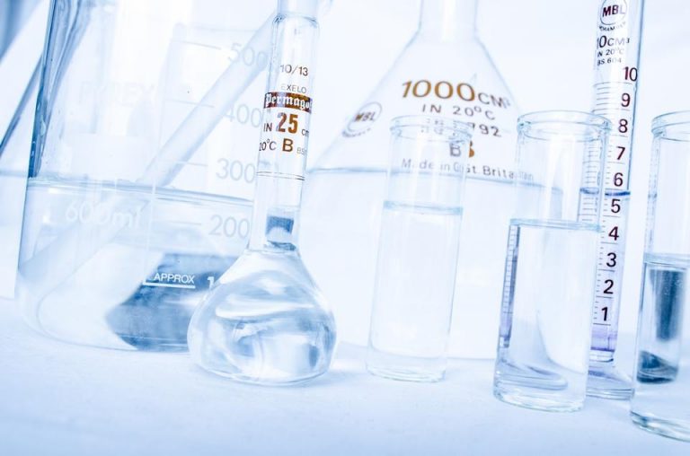 Badacze z całego świata, pracujący nad znalezieniem leku na COVID-19 korzystają z polskiego rozwiązania do planowania syntezy chemicznej