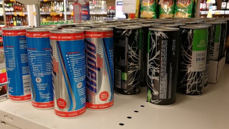 Sklepy odpuszczają promocje tzw. energetyków. Eksperci mówią, że to przez pandemię