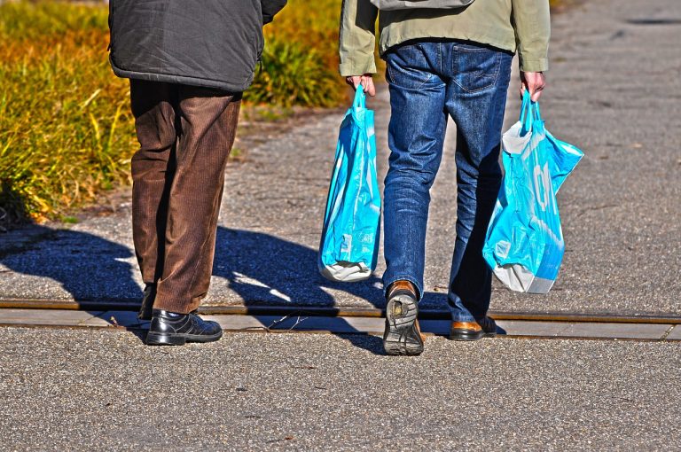 Ministerstwo zamierza wprowadzić opłatę recyklingową na grube torby z tworzywa sztucznego w wysokości 20 gr od sztuki