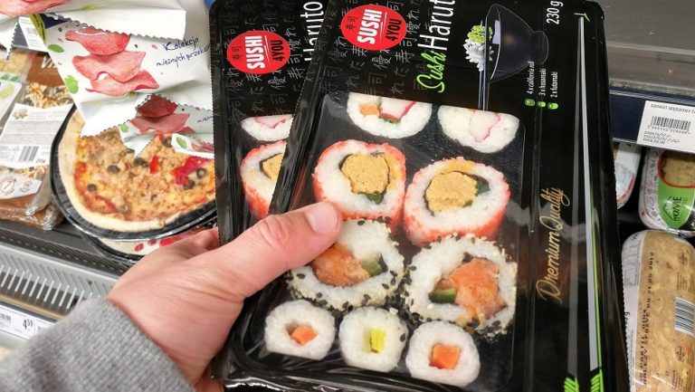 Polacy mają już dość pizzy i pierogów z mikrofalówki. Czas na sushi