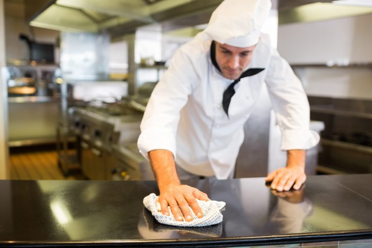 Czym kierować się wybierając środki czystości dla gastronomii?
