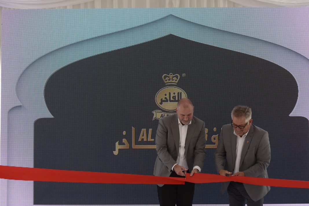 Otwarcie fabrki Al-Fakher – przeciecie wstęgi_Desmont Naughton Gregorz Benedykcińsk