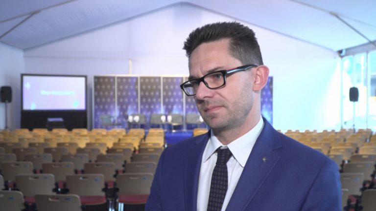 W Polsce powstaje innowacyjny w skali świata system do zarządzania ruchem dronów. Pozwoli m.in. zaplanować i uzyskać zgodę na lot za pomocą aplikacji mobilnej