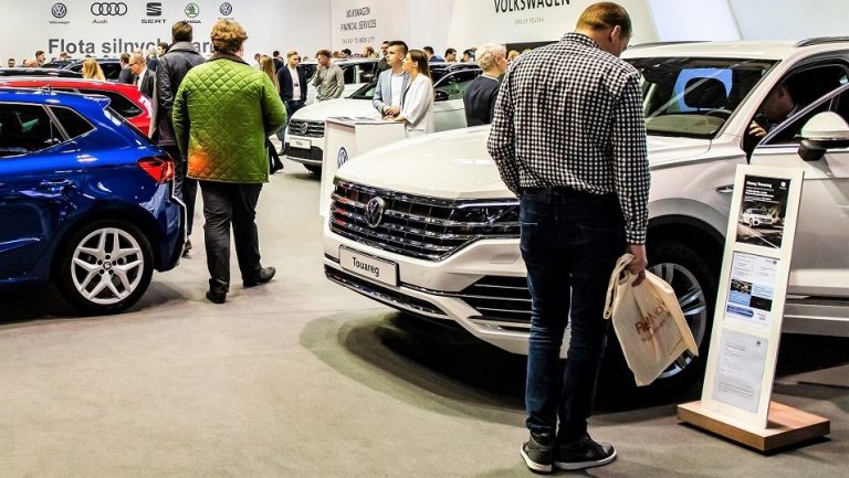 Millenialsom najbliżej do salonów Opla, Renault i Peugeota. Niemieckie marki premium daleko z tyłu