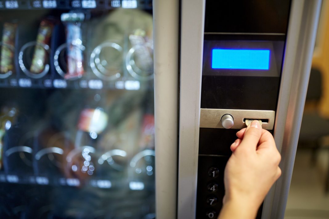 Rozwój rynku automatów w Polsce nie jest tak dynamiczny, jak jeszcze w początkowym okresie pojawiania się automatów vendingowych. Mimo to nadal obszar ten ciągle się rozwija, istnieją przestrzenie niezagospodarowane. Czy nasi rodacy korzystają z takiej formy nabywania towarów? Czego szukają? Na co wskazują aktualne trendy?