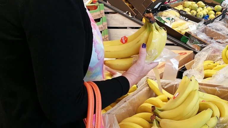 Banan stał się orężem do walki o klienta. Sieci wymuszają na dostawcach coraz większe upusty