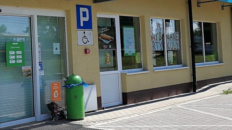 „Okienko dla seniorów” zmieniło dzienny cykl pracy. Umacnia się trend dużych zakupów w małych sklepach