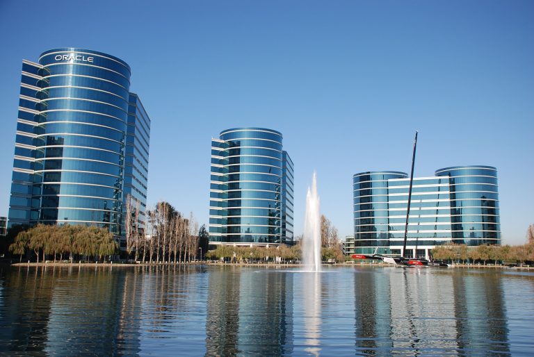 Akcje Oracle rosną o prawie 30% po ujawnieniu kontraktów AI wart. 455 mld USD