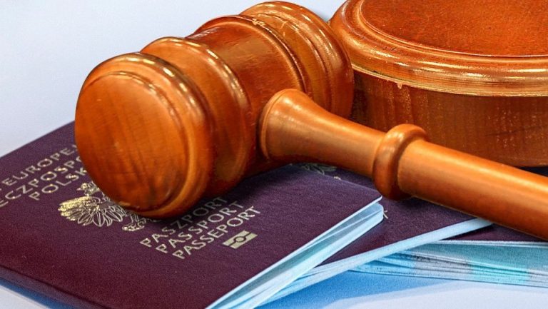 Komornik nie ma możliwości wstrzymania wydania paszportu dłużnikowi