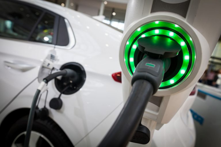 Samorządy otrzymają stacje ładowania aut elektrycznych