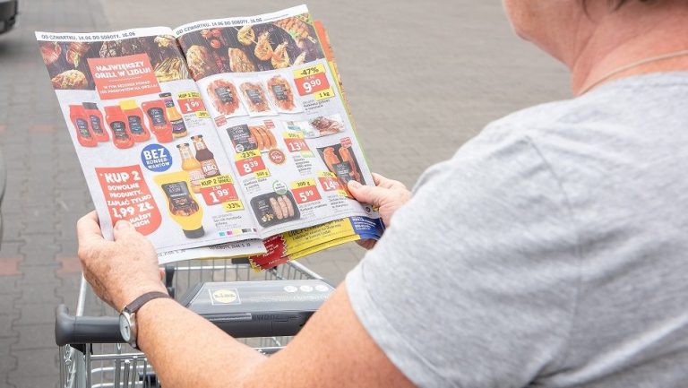 Inflacja wymusza na Polakach poszukiwanie okazji. Gazetki z promocjami coraz bardziej popularne