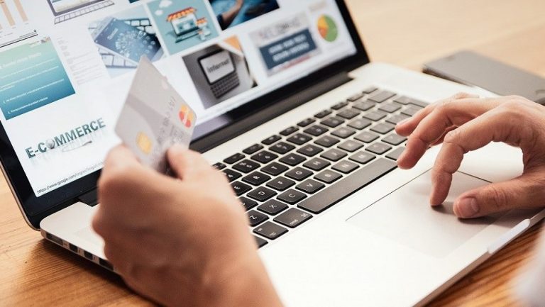 Polacy kupują online mniej odzieży, więcej jedzenia i artykułów spożywczych