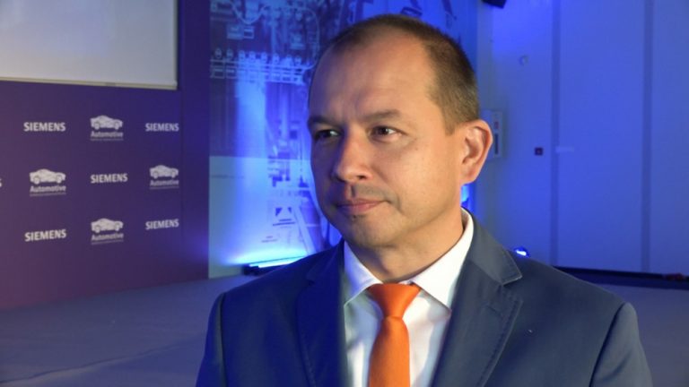Coraz więcej robotów w fabrykach samochodów. Przyszłością są inteligentne maszyny współpracujące i dostosowujące się do otoczenia