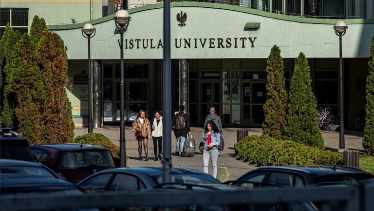 Studenci coraz częściej wybierają naukę w języku angielskim