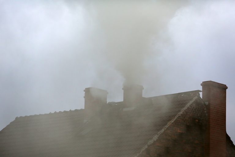 Kryzys klimatyczny trwa, a Polacy nie rezygnują z ogrzewania węglem