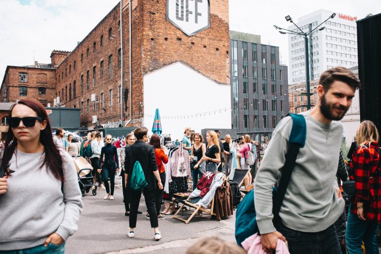 Zakupy ONline & OFFline, czyli jak consumer experience wpływa na rynek powierzchni handlowych
