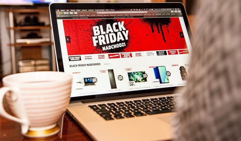 Polacy w Black Friday stawiają na elektronikę i motoryzację, w Cyber Monday na książki i edukację
