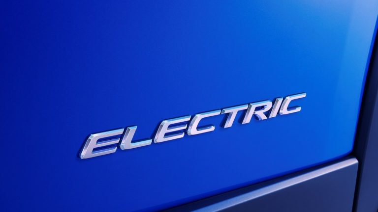 Auto elektryczne z ładowarką w pakiecie – oferta wynajmu długoterminowego od Arval i EVBox