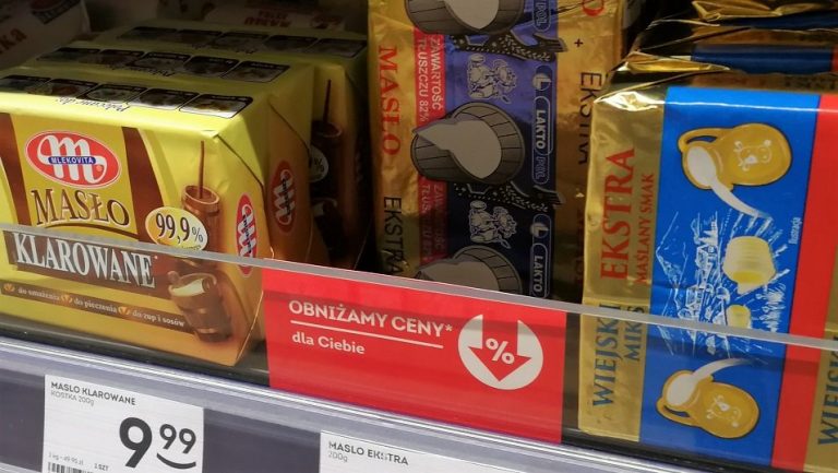 Kosta kostce nierówna. Masło 250g drożeje, a 200g tanieje
