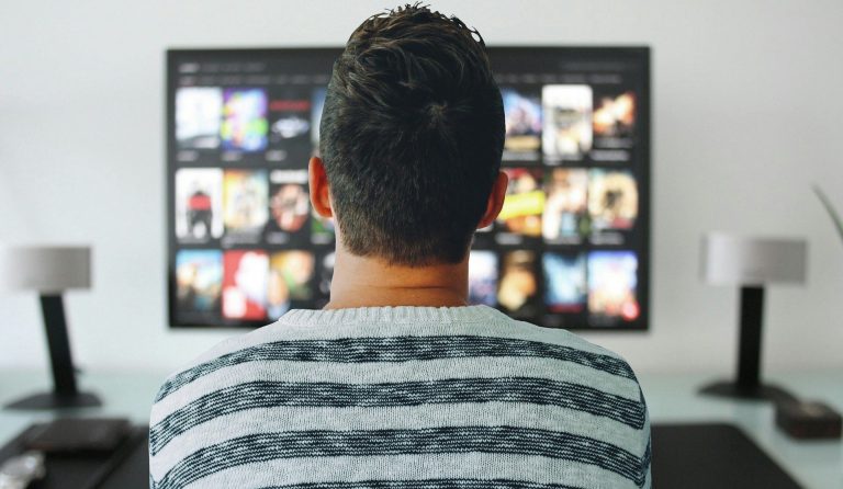 Tradycyjna telewizja coraz bardziej traci na znaczeniu. Już tylko nieco ponad 53 proc. ogląda ją codziennie